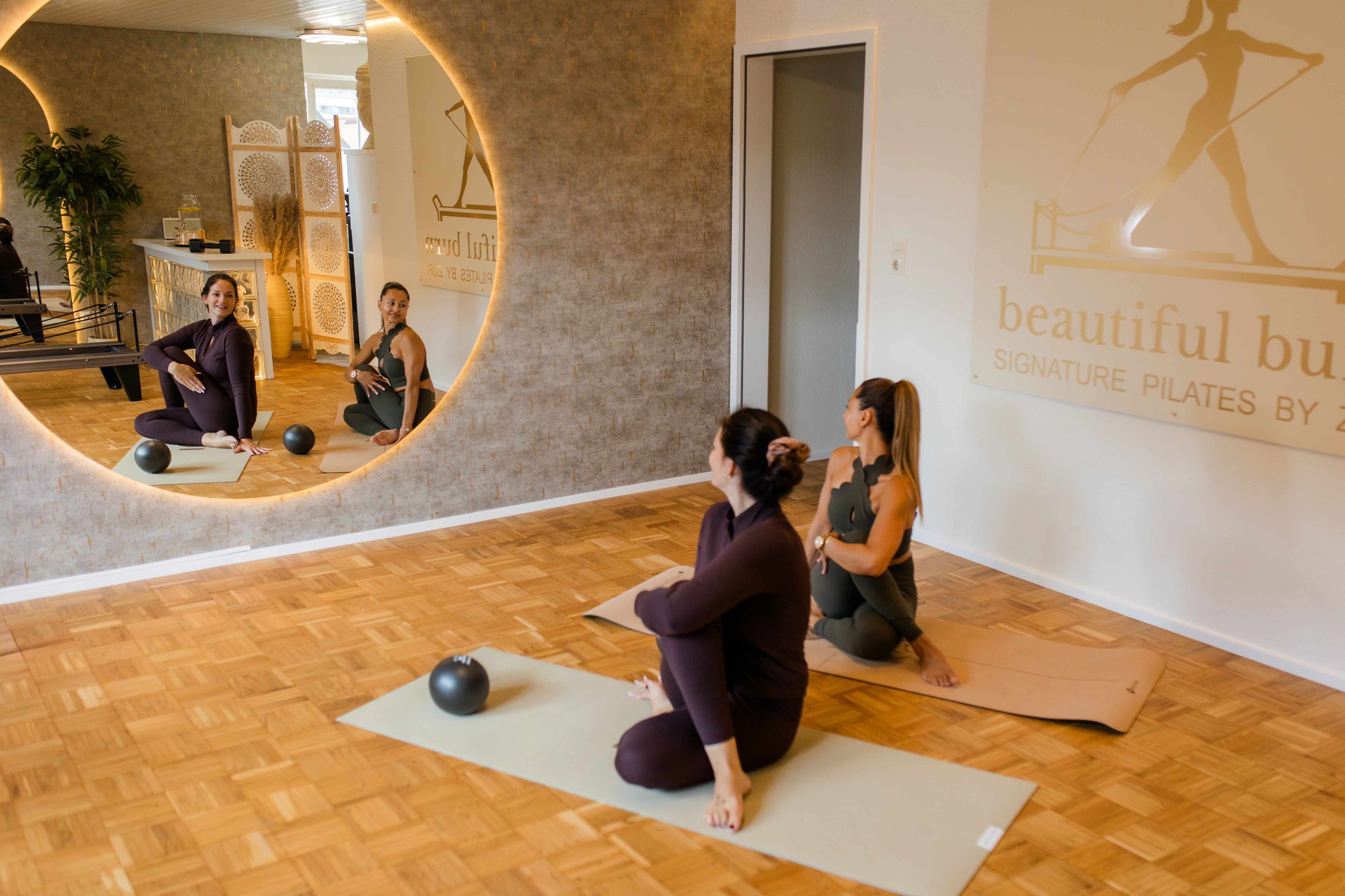 Gemeinsames Matten-Pilates im neuen Studio